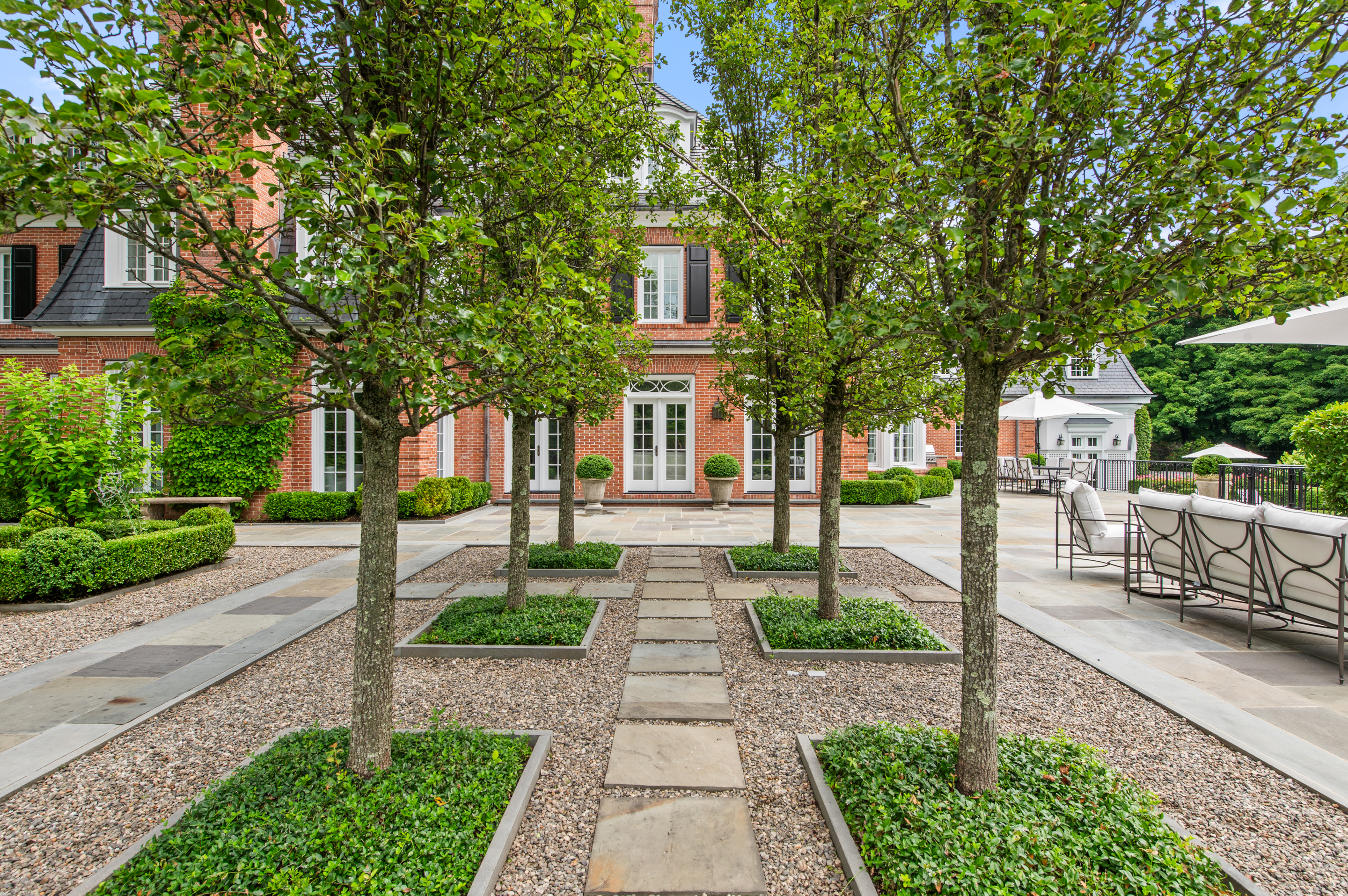 29 Round Hill Club Road